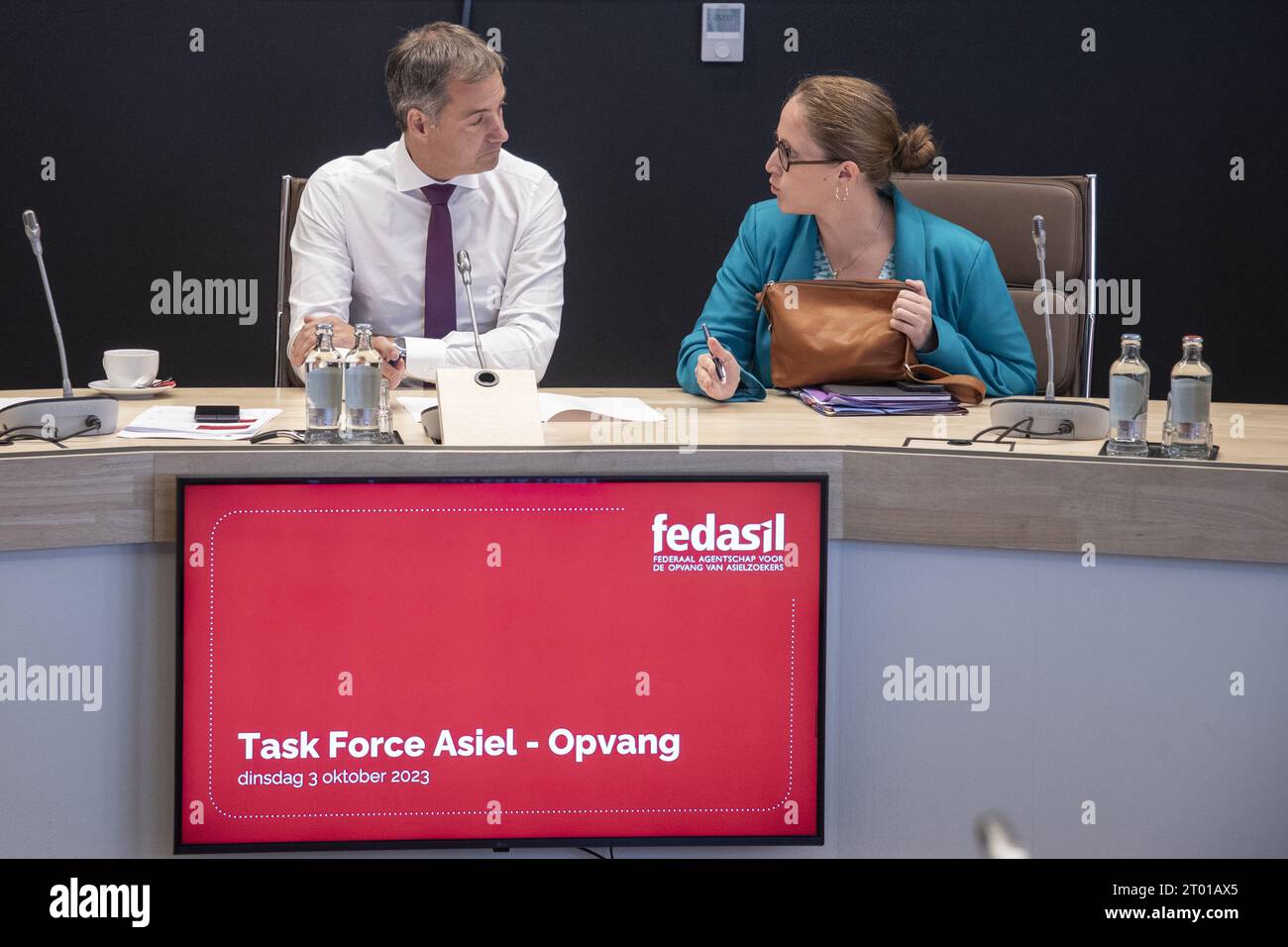 Il primo Ministro Alexander De Croo e il Segretario di Stato per la politica in materia di asilo e migrazione Nicole de Moor sono stati illustrati nel corso di una riunione della task force del governo federale responsabile della ricerca di 2.000 posti temporanei per ospitare i richiedenti asilo, a Bruxelles, martedì 03 ottobre 2023. Questo è il primo incontro della task force, cui partecipano diverse amministrazioni e agenzie, tra cui l'Agenzia federale per l'accoglienza dei richiedenti asilo Fedasil, il Ministero della difesa, il servizio federale della sanità pubblica, SNCB e Infrabel, il Centro di crisi e la direzione generale delle istituzioni penitenziarie. Foto Stock