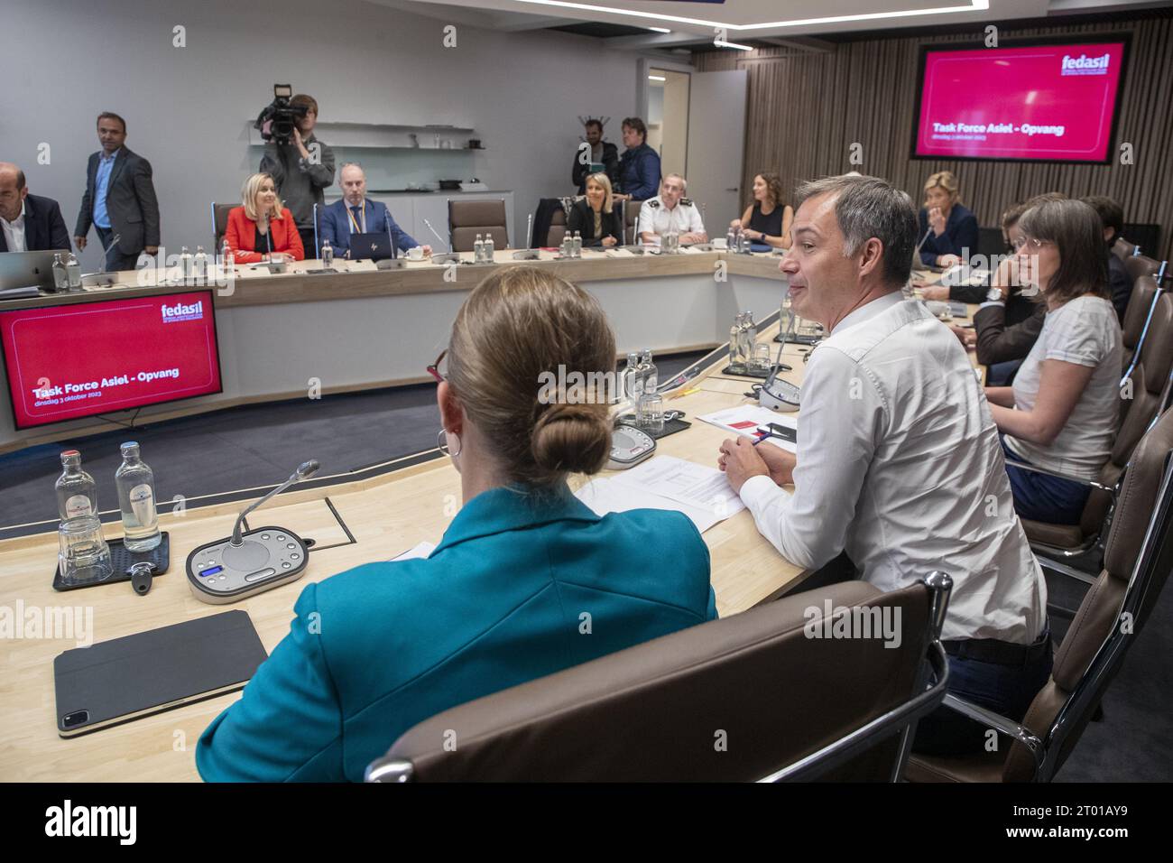 Il Segretario di Stato per la politica in materia di asilo e migrazione Nicole de Moor e il primo Ministro Alexander De Croo sono stati fotografati durante una riunione della task force del governo federale responsabile della ricerca di 2.000 posti temporanei per ospitare i richiedenti asilo, a Bruxelles, martedì 03 ottobre 2023. Questo è il primo incontro della task force, cui partecipano diverse amministrazioni e agenzie, tra cui l'Agenzia federale per l'accoglienza dei richiedenti asilo Fedasil, il Ministero della difesa, il servizio federale della sanità pubblica, SNCB e Infrabel, il Centro di crisi e la direzione generale delle istituzioni penitenziarie. Foto Stock