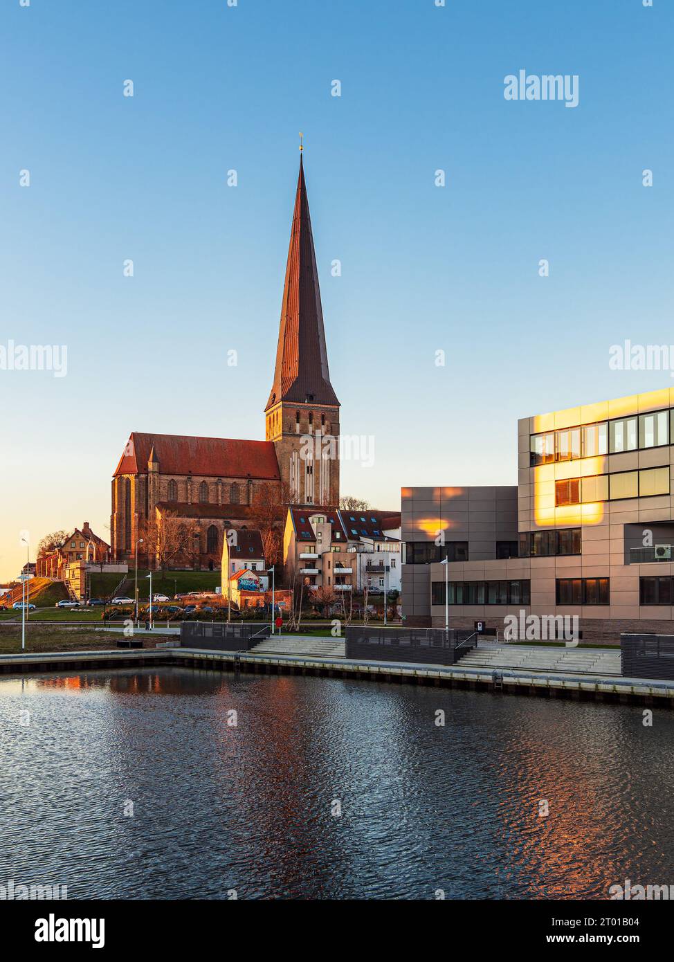 Orario mattutino al porto cittadino sul fiume Warnow nella città anseatica di Rostock, Germania. Foto Stock