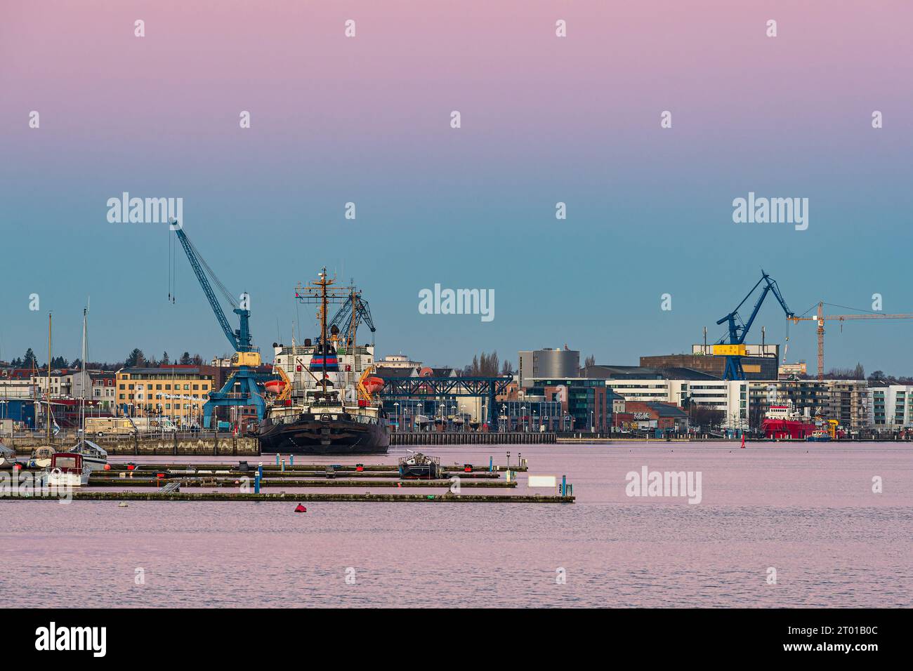 Orario mattutino al porto cittadino sul fiume Warnow nella città anseatica di Rostock, Germania. Foto Stock