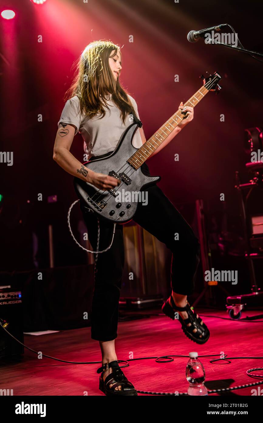 Milano, Italia. 2 ottobre 2023. Il duo scozzese BRATAKUS si esibisce dal vivo sul palco dei magazzini generali aprendo lo spettacolo degli alveari. Crediti: Rodolfo Sassano/Alamy Live News Foto Stock