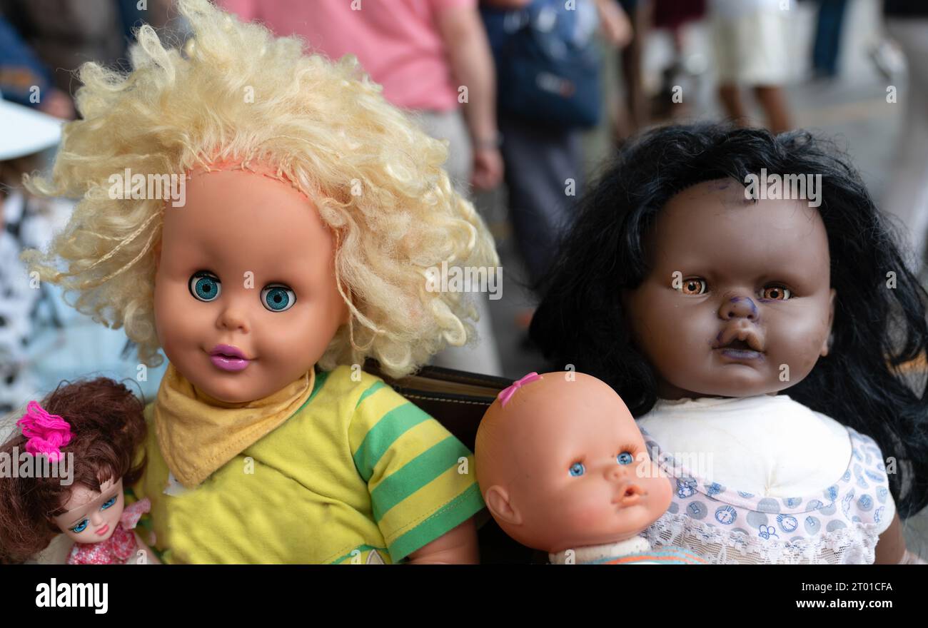 Le bambole che rappresentano persone di diverse razze sono vendute al mercato delle pulci. Foto Stock