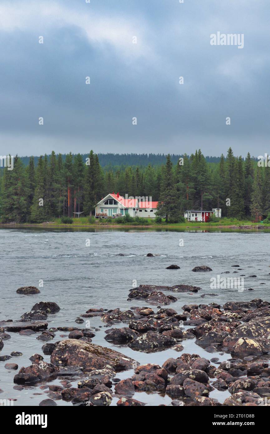 Casa casuale in Svezia vicino a un lago. La foto è stata scattata durante un viaggio su strada attraverso Wweden nell'agosto 2023 Foto Stock