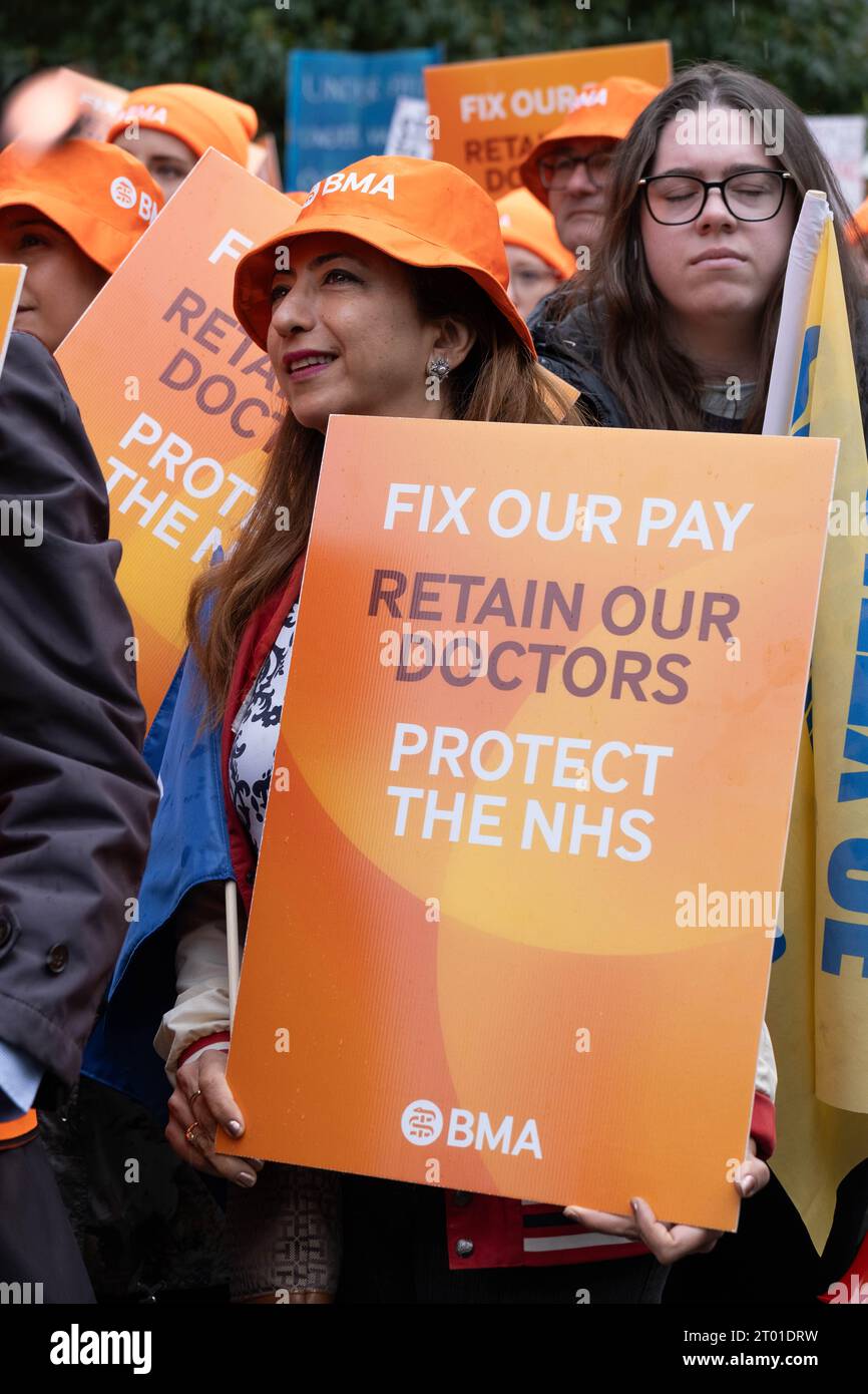 St Peter’s Square, Manchester, Regno Unito. 3 ottobre 2023. I giovani medici e consulenti dell'NHS protestano fuori dalla Conferenza del Partito Conservatore chiedendo un aumento dello stipendio del 35%. Credit Mark Lear / Alamy Live News. Foto Stock