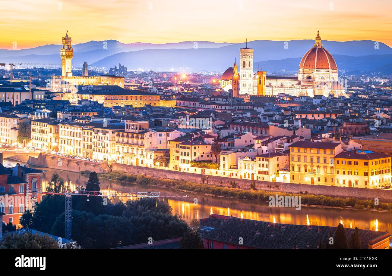 Il Duomo di Firenze e il paesaggio urbano in serata panoramica vista al tramonto, Regione Toscana Italia Foto Stock