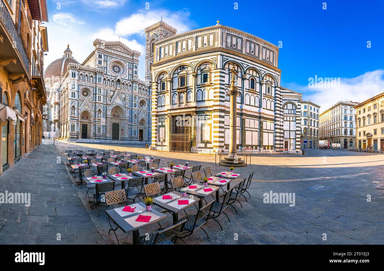 Caffè sotto il Duomo sulla piazza di Firenze, punto di riferimento storico della regione Toscana d'Italia Foto Stock