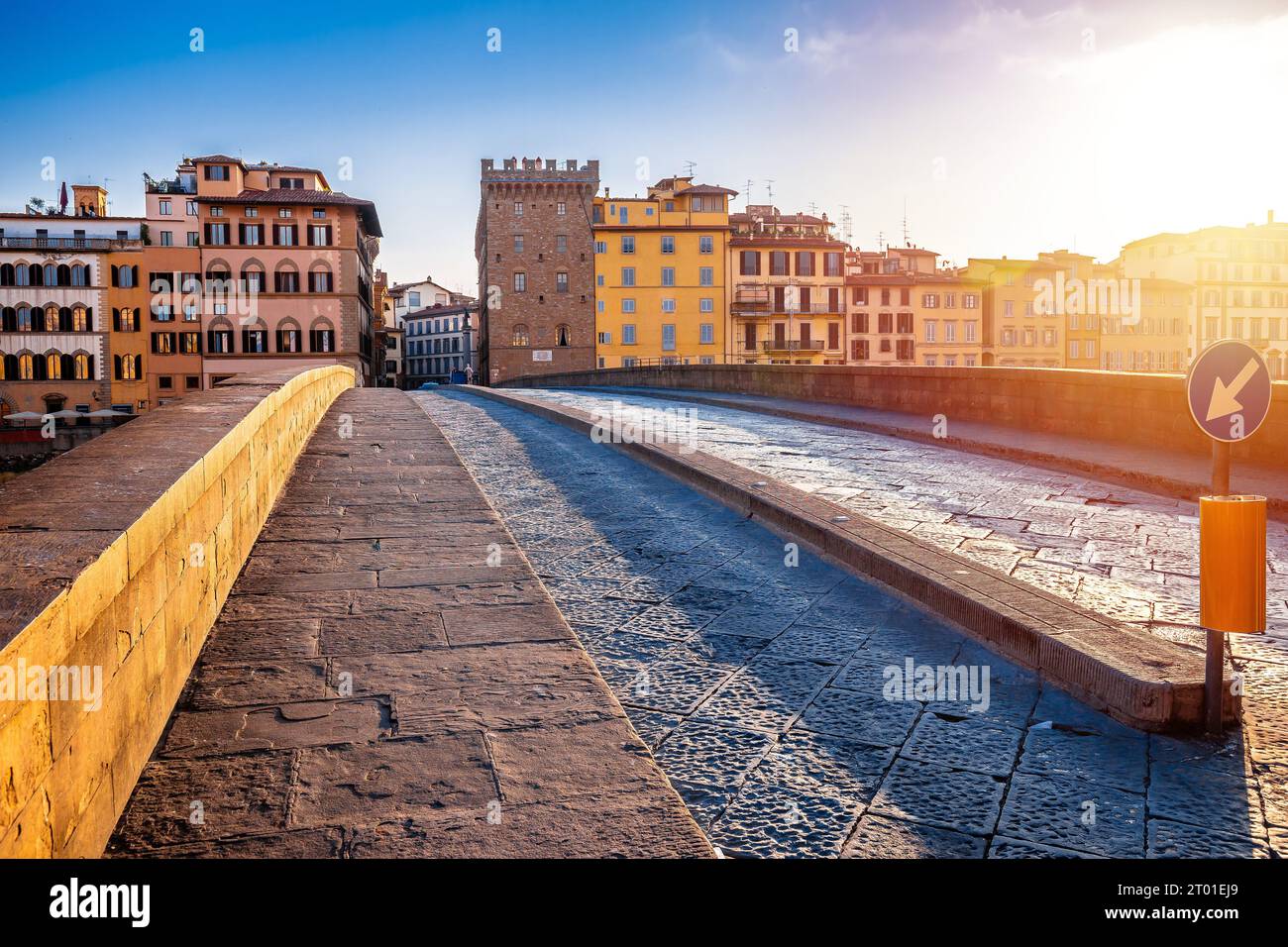 Fiume Arno storico lungomare di Firenze, vista panoramica del tramonto, regione Toscana d'Italia Foto Stock