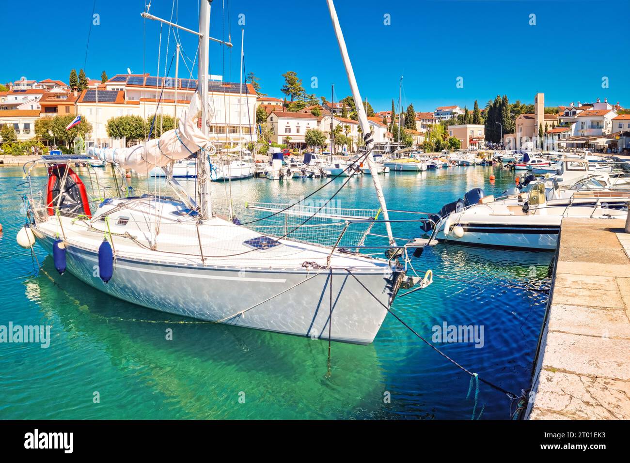 Città di Malinska porto e vista sul lungomare, isola di Krk in Croazia Foto Stock