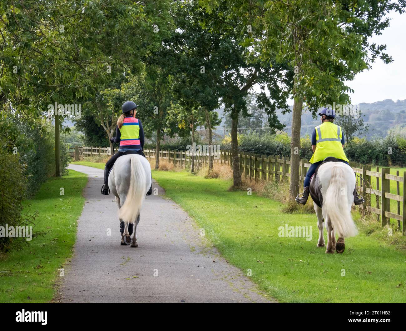 Donne che cavalcano cavalli a Woodhouse vicino Loughborough, Leicestershire, Regno Unito. Foto Stock