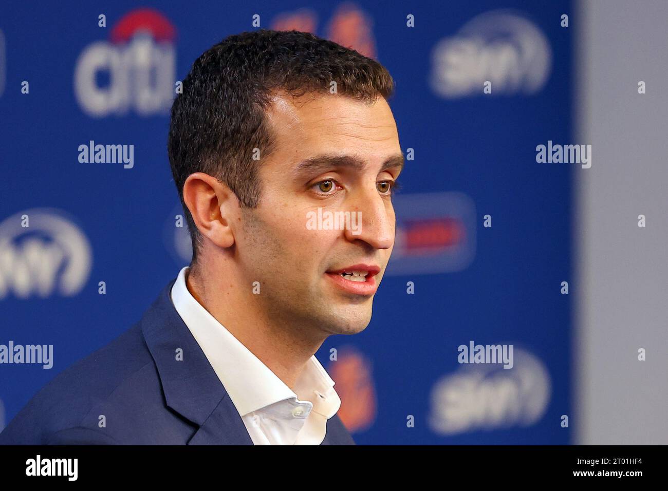 Il presidente dei New York Mets, David Stearns, si rivolge ai media in una conferenza stampa al Citi Field di Corona, New York, lunedì 2 ottobre 2023. (Foto: Gordon Donovan) Foto Stock