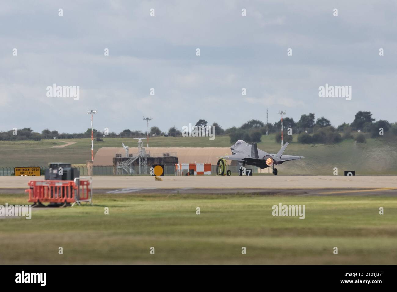 Un Lockheed Martin F-35 Lightning II dell'USAF atterra a RAF Lakenheath, Lakenheath, Regno Unito, il 3 ottobre 2023 (foto di Mark Cosgrove/News Images) a Lakenheath, Regno Unito il 10/3/2023. (Foto di Mark Cosgrove/News Images/Sipa USA) Foto Stock