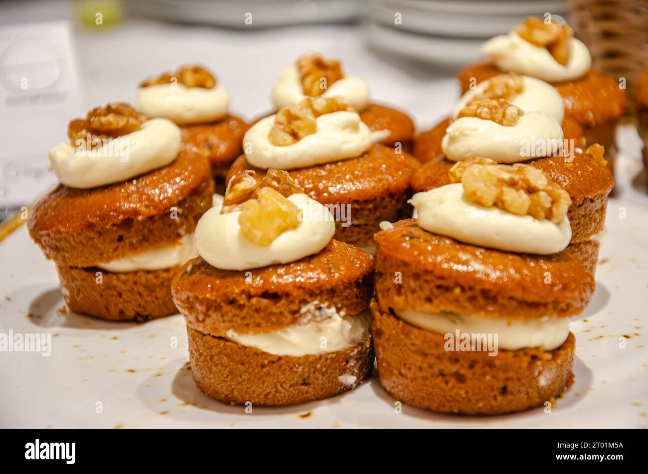 Torte di carote individuali servite come dessert in un buffer Foto Stock