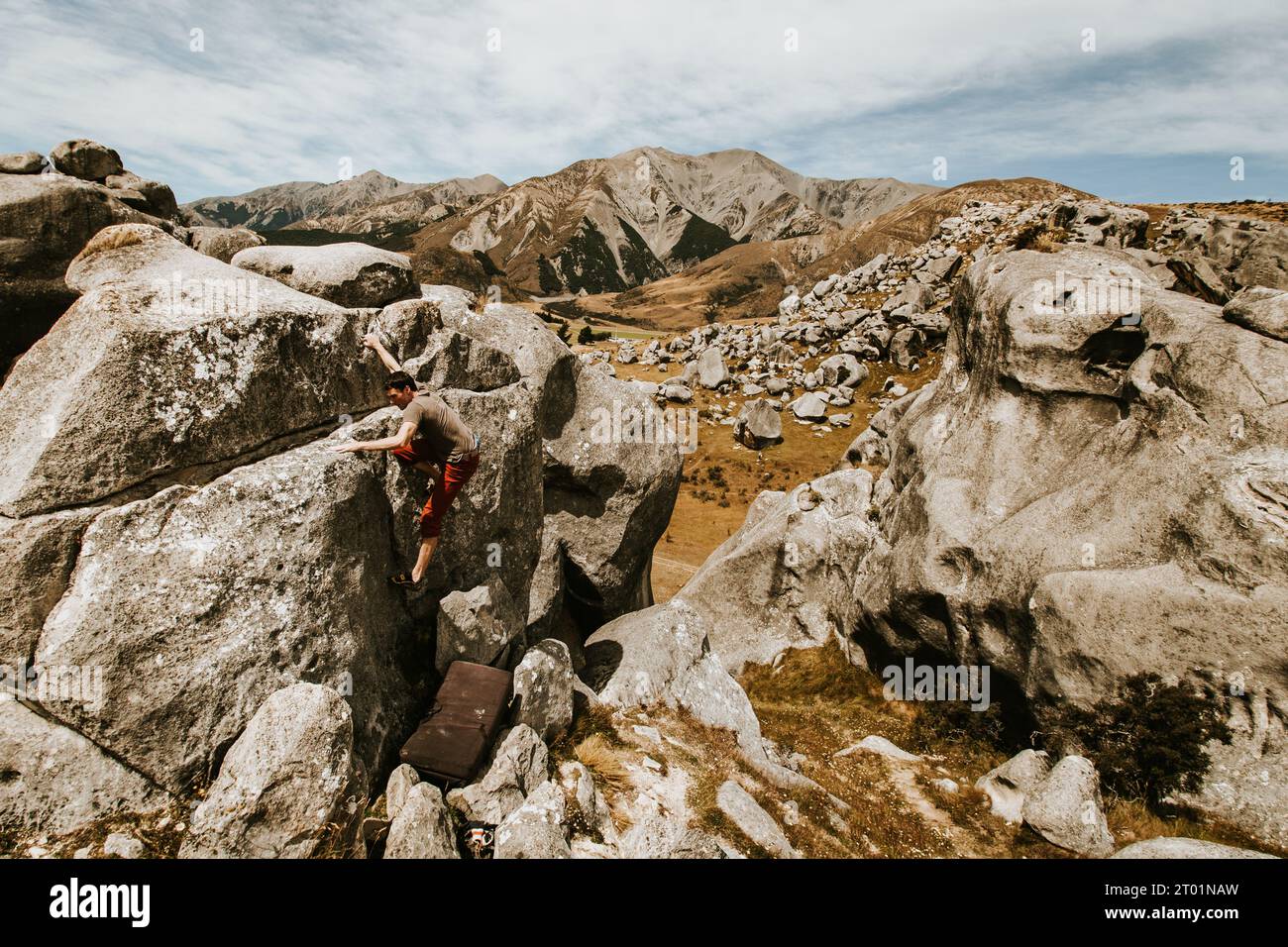 Un uomo che bouldering a Castle Hill, in nuova Zelanda. Foto Stock
