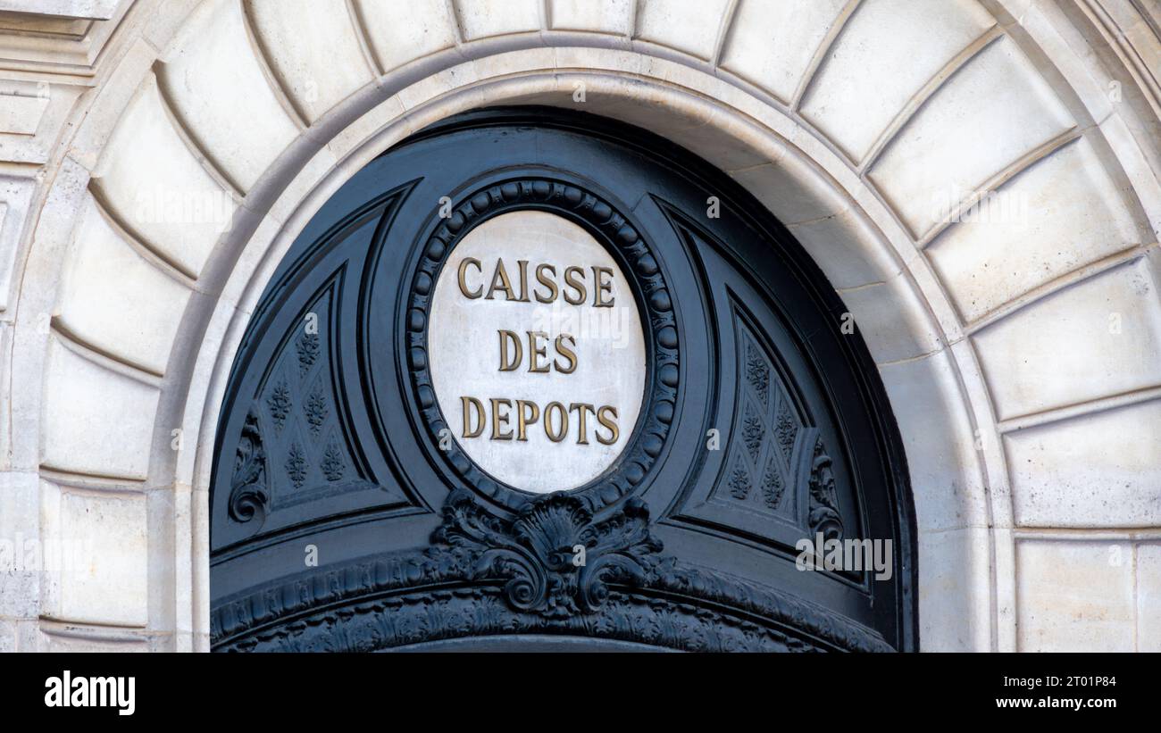 Cartello all'ingresso della sede della Caisse des Dépôts et Consignations (CDC), un'istituzione finanziaria pubblica francese creata nel 1816 Foto Stock