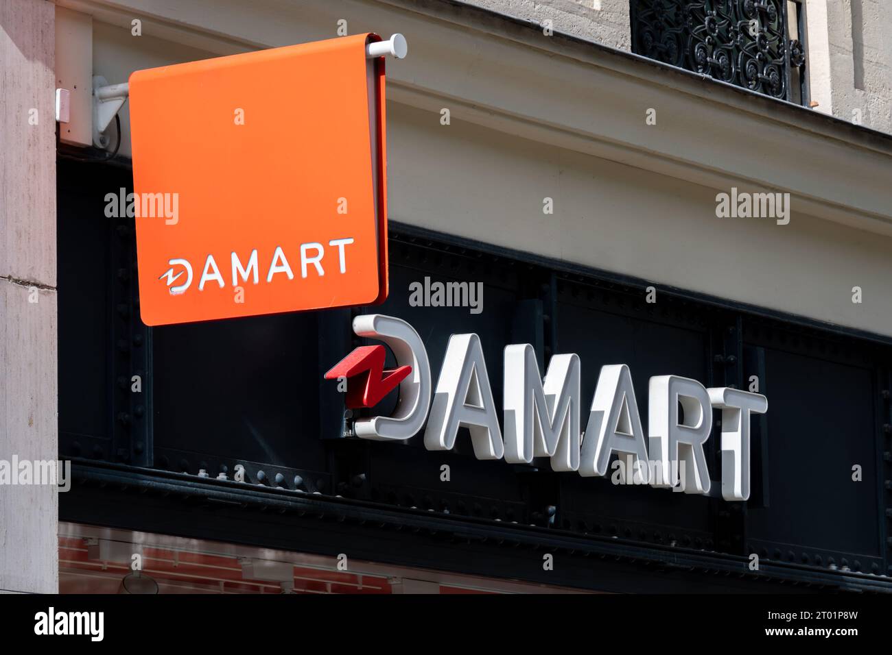 Firma e logo di un negozio Damart. Damart è un marchio tessile francese con sede a Roubaix, in Francia Foto Stock