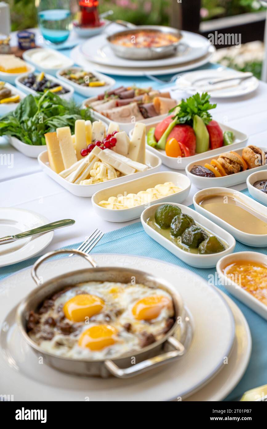Turca tradizionale Colazione La colazione è servita con un tradizionale tè turco sul tavolo di legno Foto Stock