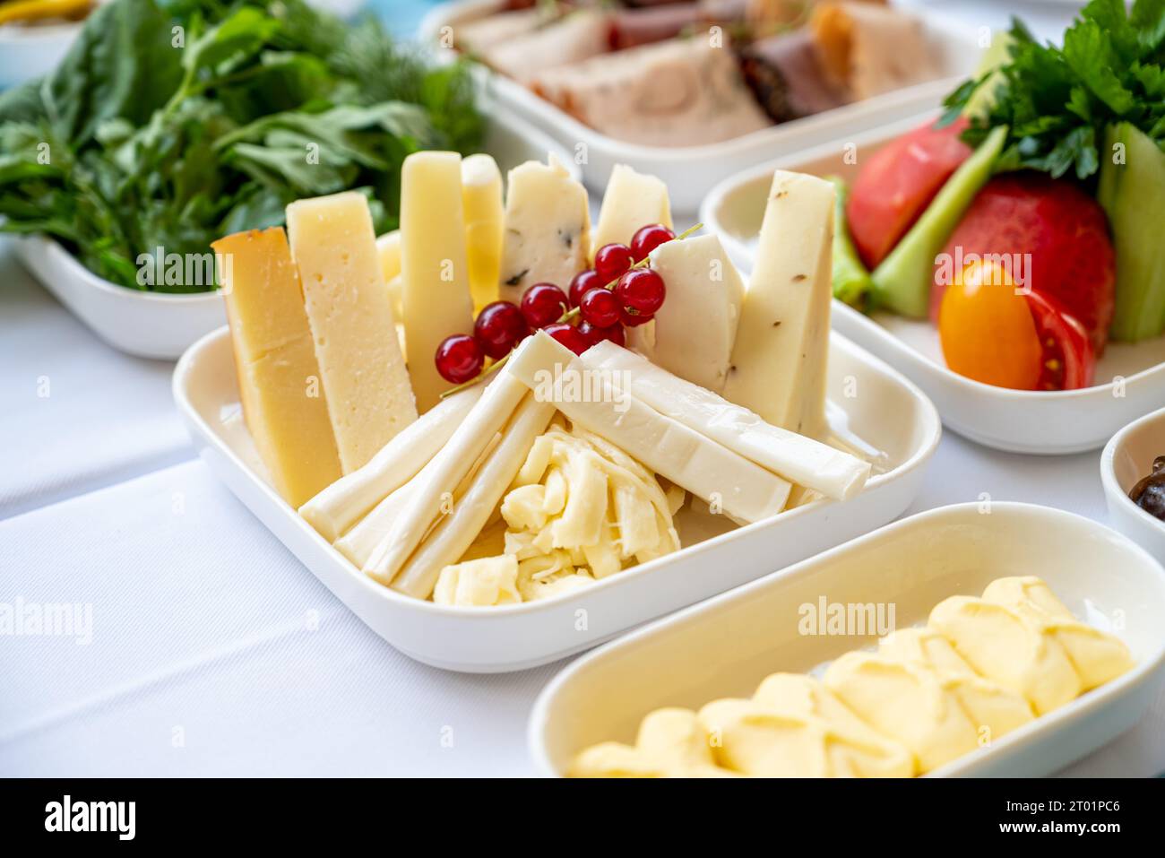 Turca tradizionale Colazione La colazione è servita con un tradizionale tè turco sul tavolo di legno Foto Stock