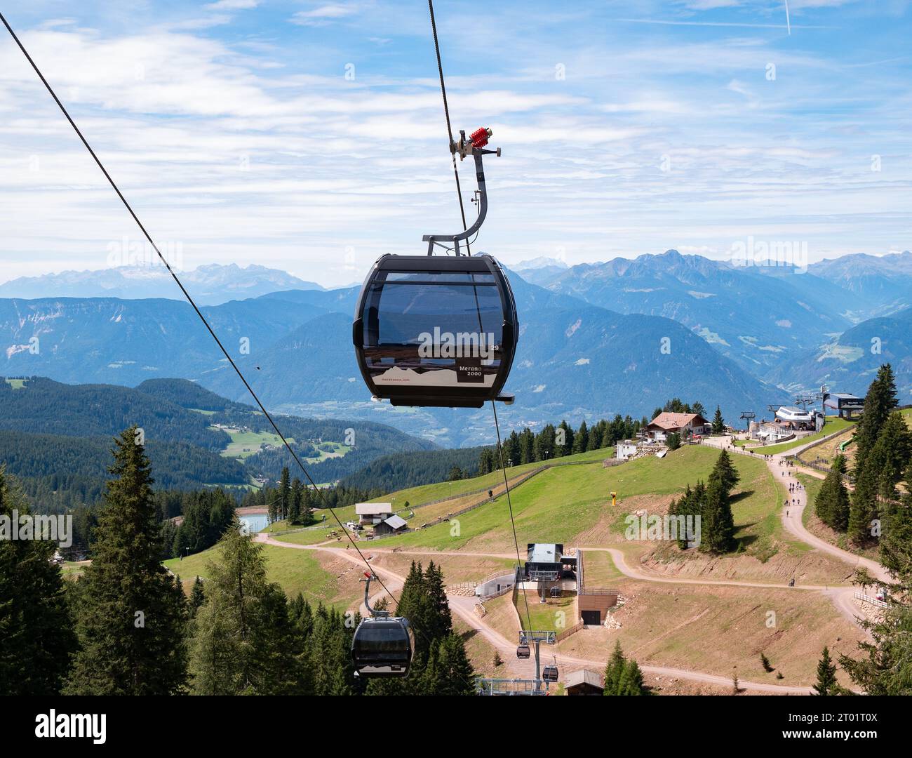 Merano, Italia - 8 agosto 2023: Funivia Merano 2000, stazione di montagna con cabine mobili per il trasporto di passeggeri Foto Stock