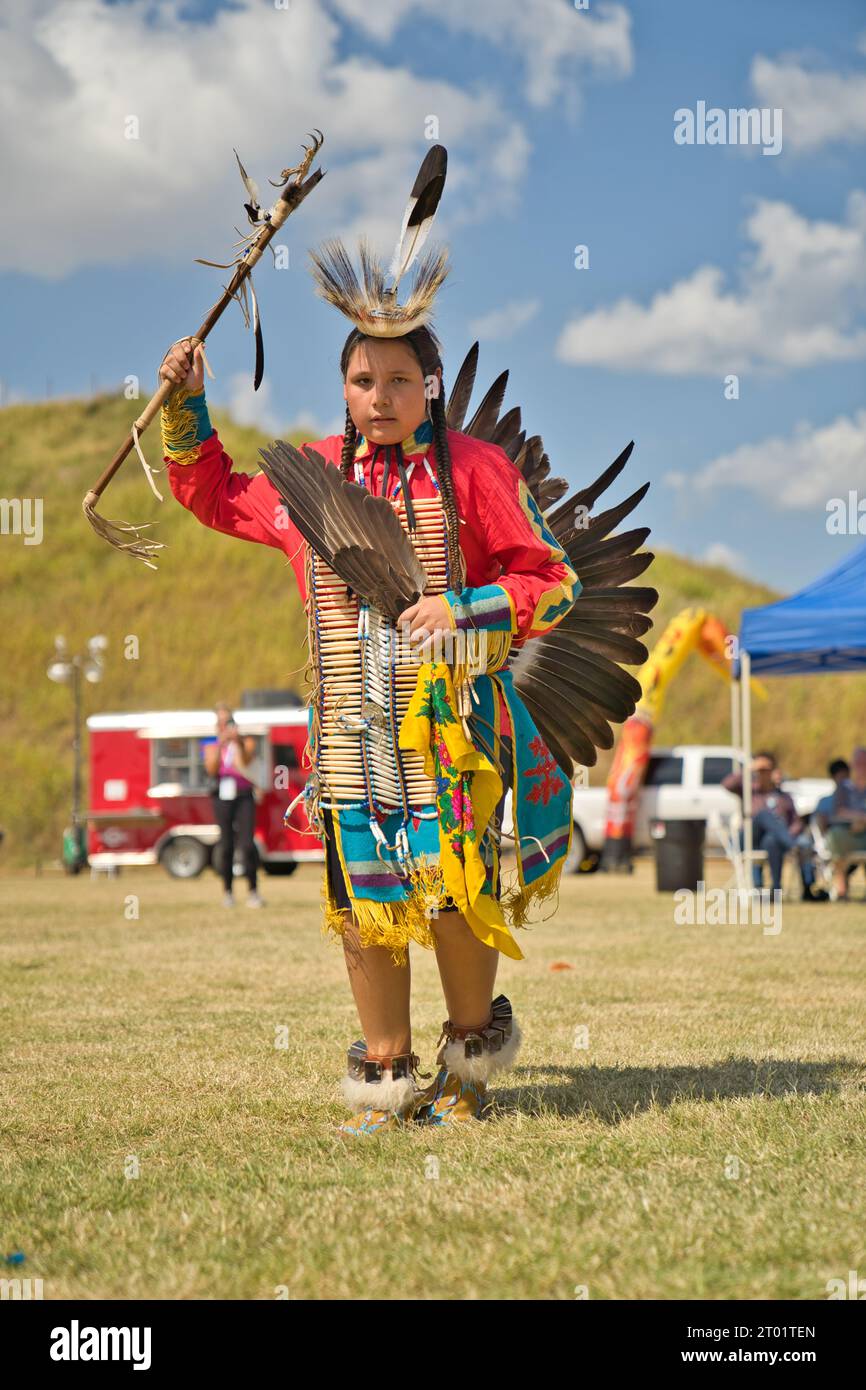 Inaugurazione del First Americans Museum, i primi americani che ballano su Native Land nel Festival Plaza di fronte alla Hall of the People Foto Stock