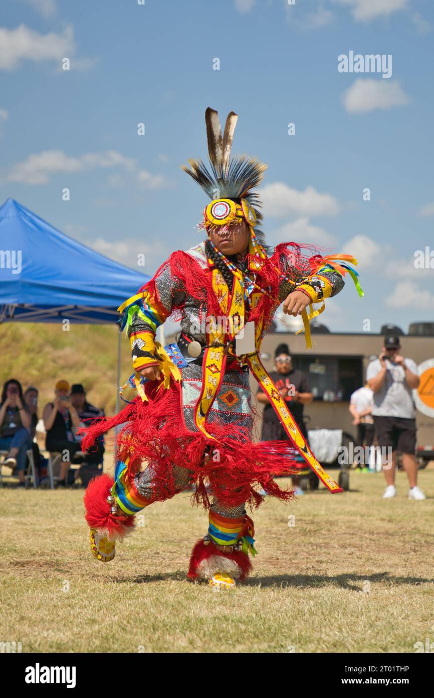 Inaugurazione del First Americans Museum, i primi americani che ballano su Native Land nel Festival Plaza di fronte alla Hall of the People Foto Stock
