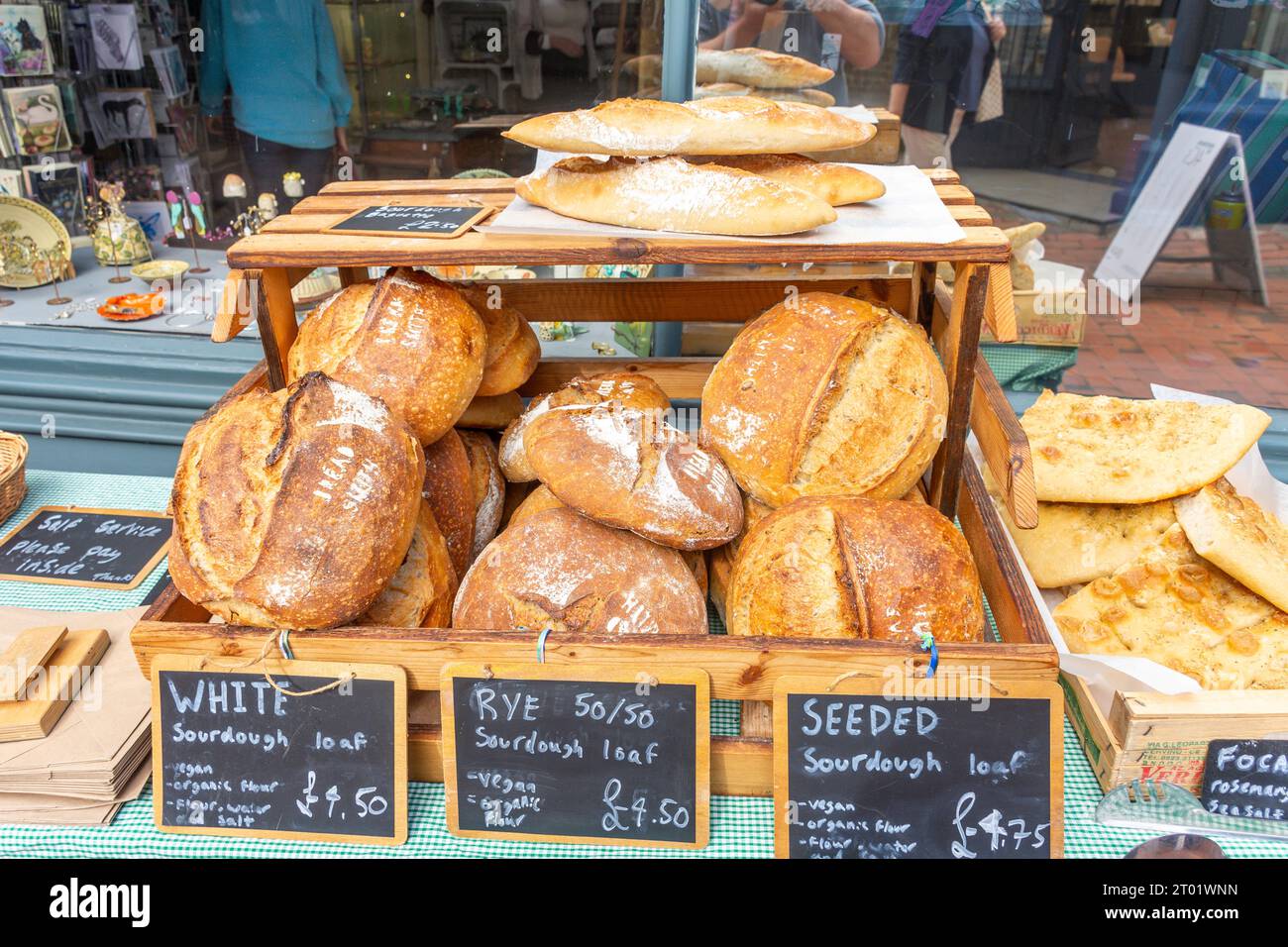 Panini e baguette di lievito naturale in vendita, High Street, Royal Tunbridge Wells, Kent, Inghilterra, Regno Unito Foto Stock
