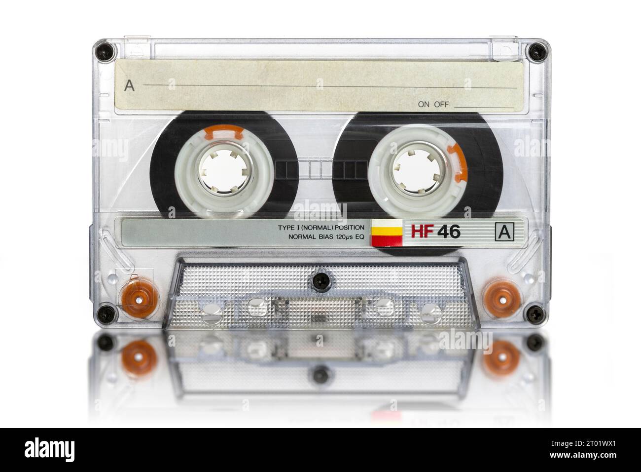 vecchia cassetta audio su sfondo bianco Foto Stock