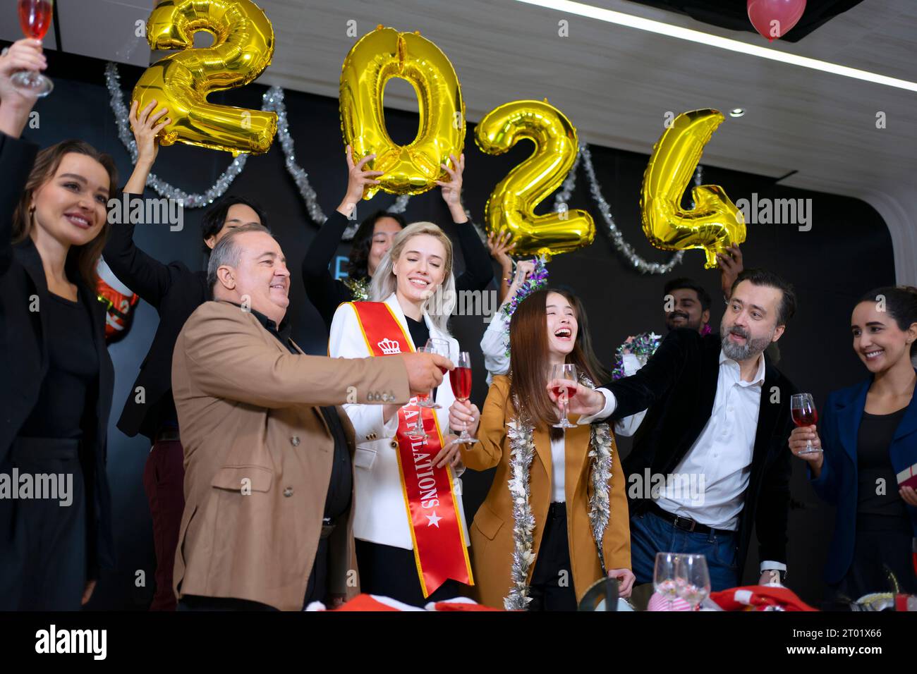 Festa di Capodanno e festeggiamenti per gruppi di dipendenti. Concetto di festa e celebrazione. Foto Stock