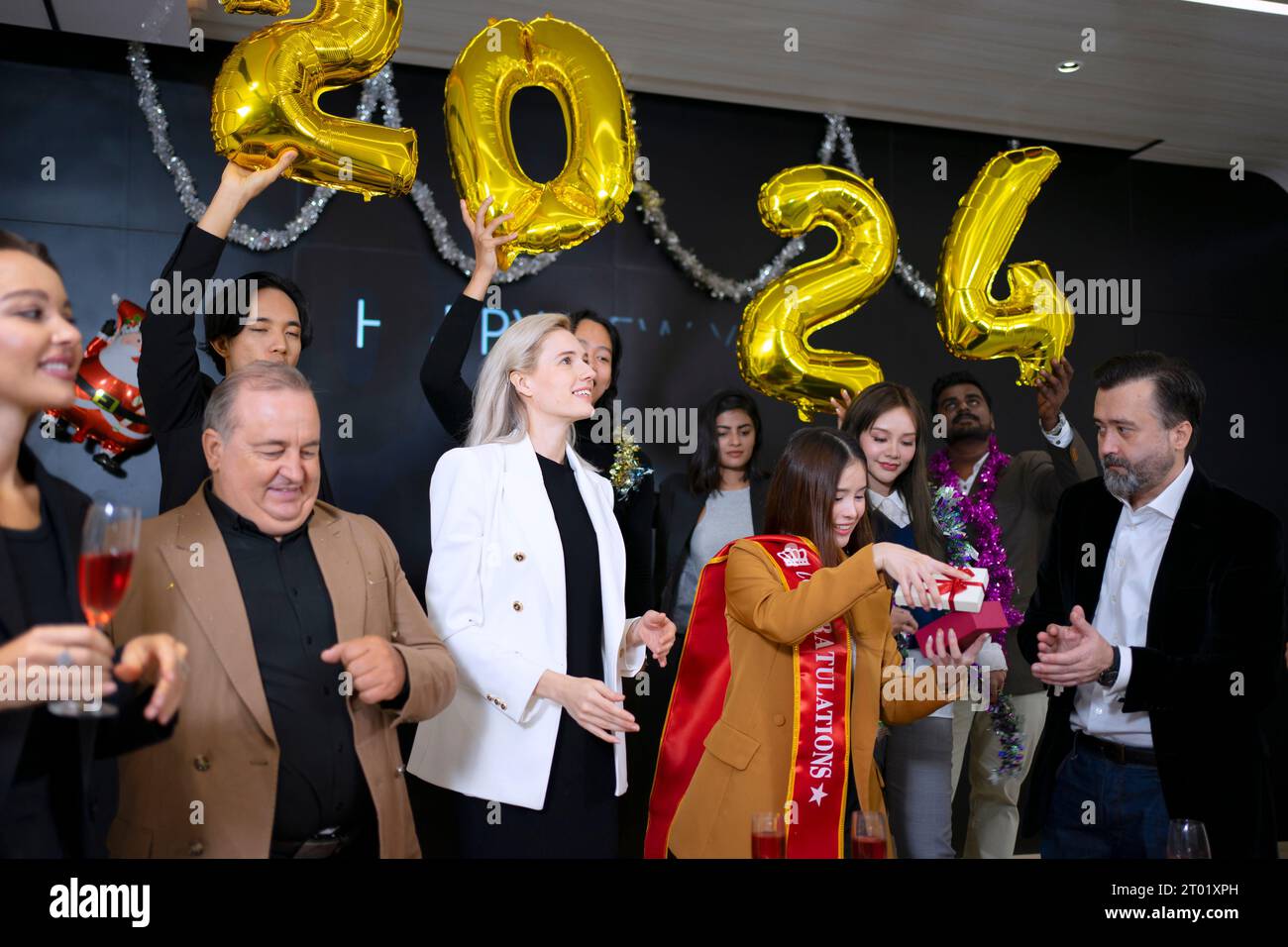 Festa di Capodanno e festeggiamenti per gruppi di dipendenti. Concetto di festa e celebrazione. Foto Stock