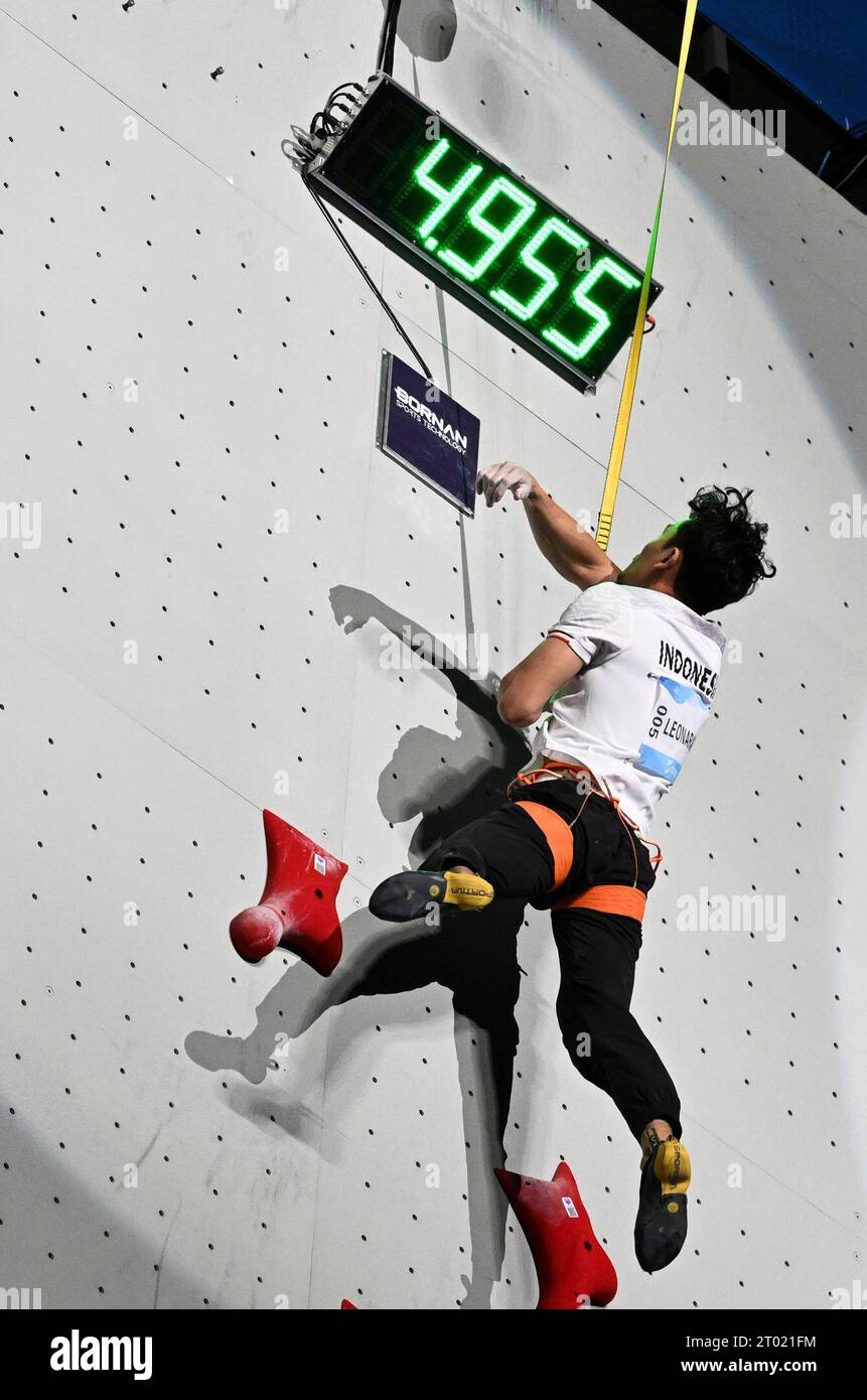 Shaoxing, provincia cinese di Zhejiang. 3 ottobre 2023. L'Indonesia Veddriq Leonardo gareggia durante il Men's Speed Match of Sports Climbing ai diciannovesimi Giochi asiatici di Shaoxing, nella provincia dello Zhejiang, nella Cina orientale, il 3 ottobre 2023. Crediti: Yang Guanyu/Xinhua/Alamy Live News Foto Stock