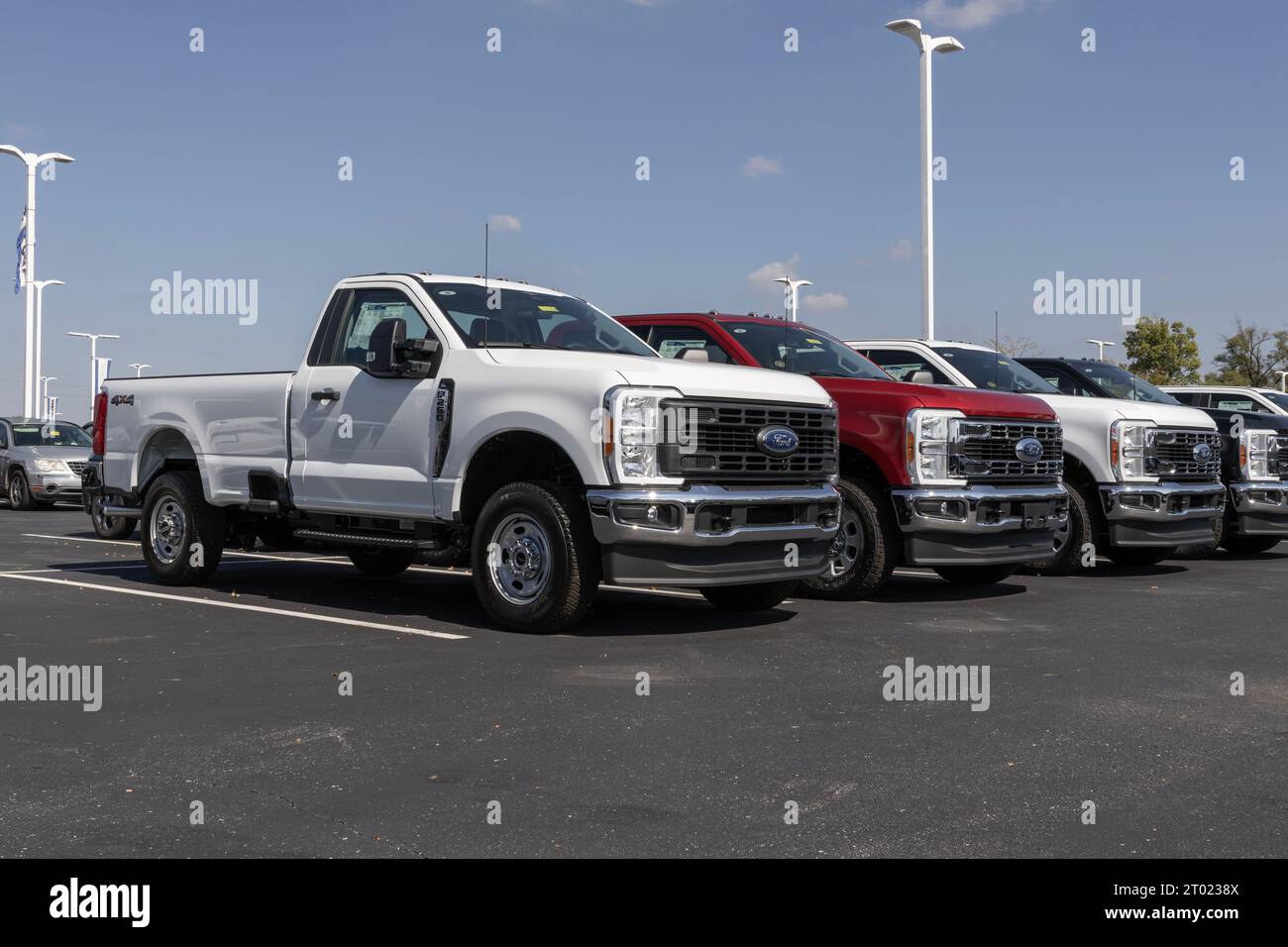 Plainfield - 1° ottobre 2023: Ford F-250 SRW Regular Cab esposta presso una concessionaria. Ford offre anche l'F250 con ruote posteriori singole o doppie e cabina equipaggio. Foto Stock