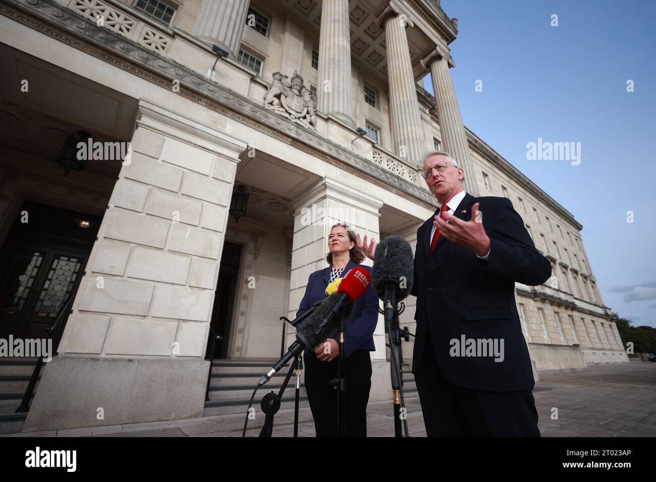 Il segretario ombra dell'Irlanda del Nord Hilary Benn (a destra) con il ministro ombra per l'Irlanda del Nord Fleur Anderson durante una conferenza stampa presso gli edifici del Parlamento a Stormont dopo gli incontri con i cinque principali partiti politici dell'NI. Data immagine: Martedì 3 ottobre 2023. Foto Stock