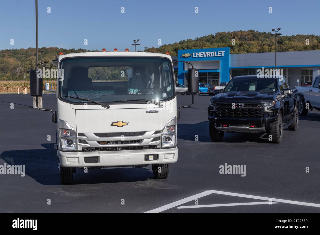 West Harrison - 24 settembre 2023: Chevrolet 4500 Box Truck e Silverado 1500 Crew Cab ZR2. Chevy offre cabine per uso commerciale e consumer, pas Foto Stock