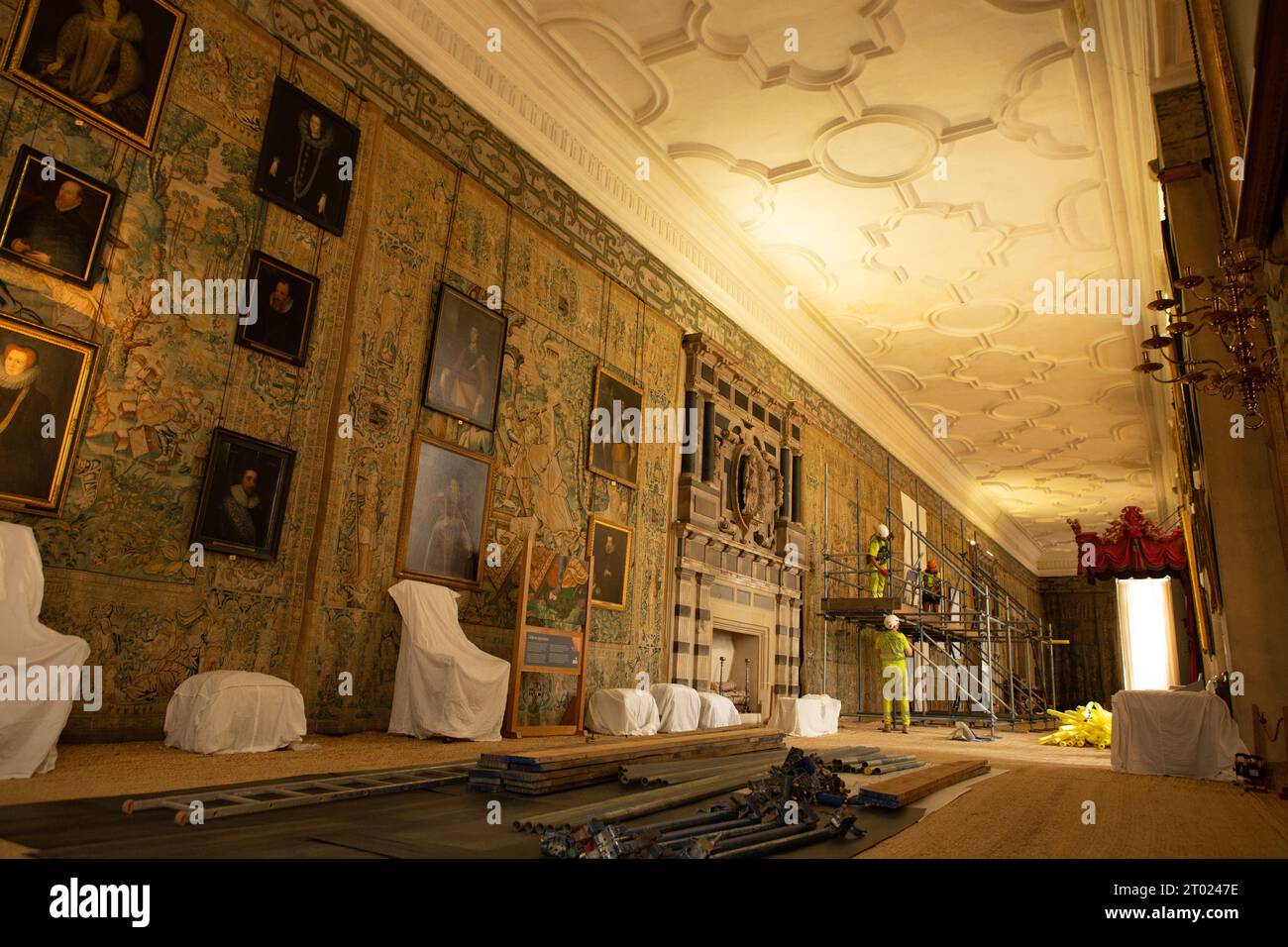 I lavoratori edili rimuovono gli ultimi pezzi di impalcatura che hanno circondato gli arazzi a Hardwick Hall nel Derbyshire, dove il National Trus Foto Stock