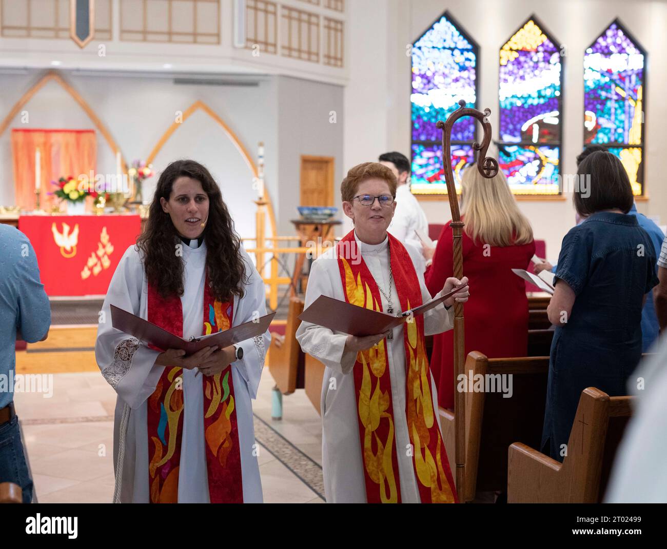 Austin Texas USA, 1 ottobre 2023: Cerimonia di ordinazione per Cecilia Suknaic Saulnier alla Triumphant Love Lutheran Church. ©Bob Daemmrich Foto Stock