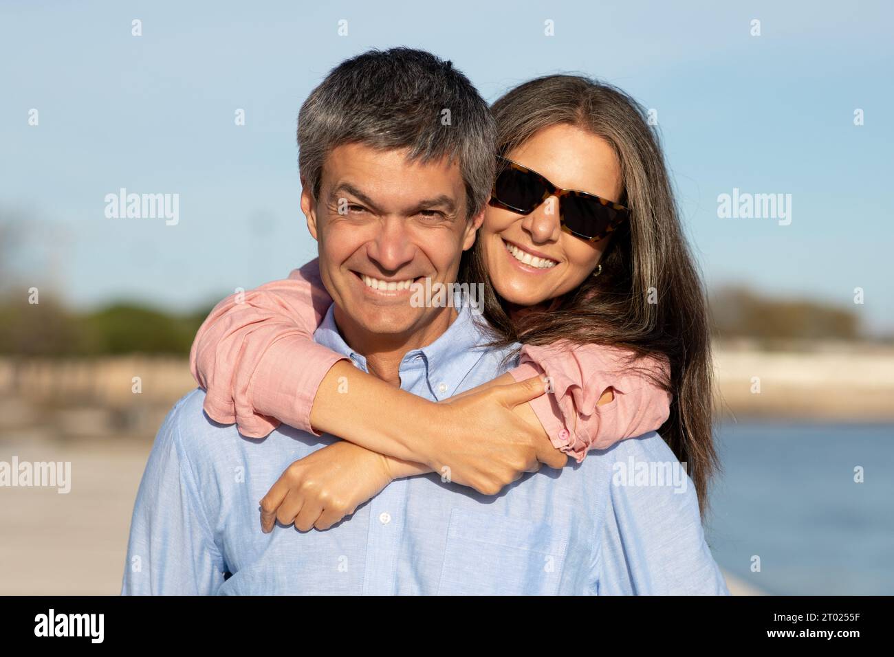 Ritratto di una bella coppia matura felice in posa all'aperto vicino al mare Foto Stock