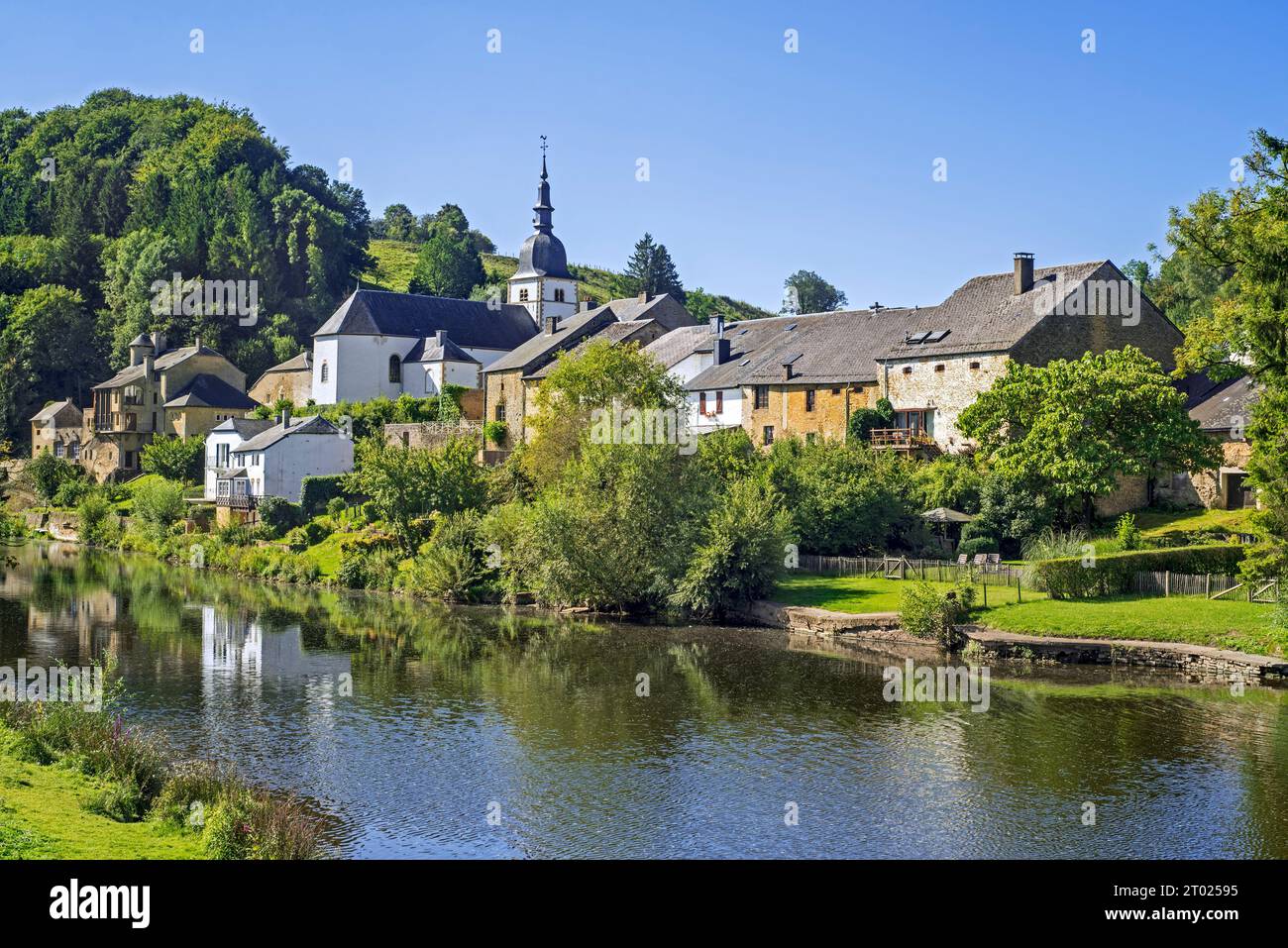 Ammira il pittoresco villaggio di Chassepierre lungo il fiume Semois vicino a Florenville, nella provincia di Lussemburgo, Ardenne belghe, Vallonia, Belgio Foto Stock