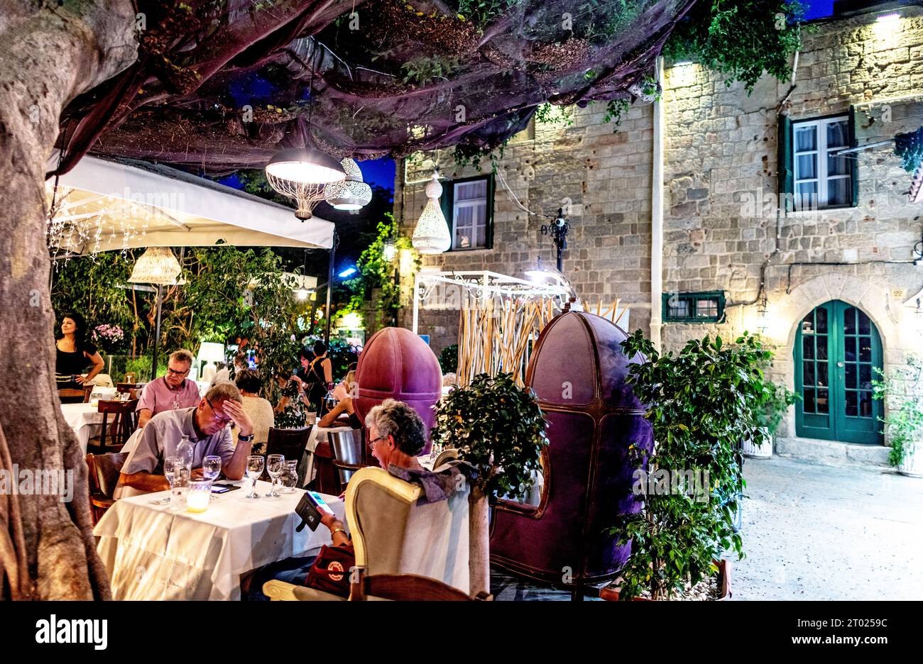 Taverna at Night Rodi, città vecchia, Grecia, Isole greche Foto Stock