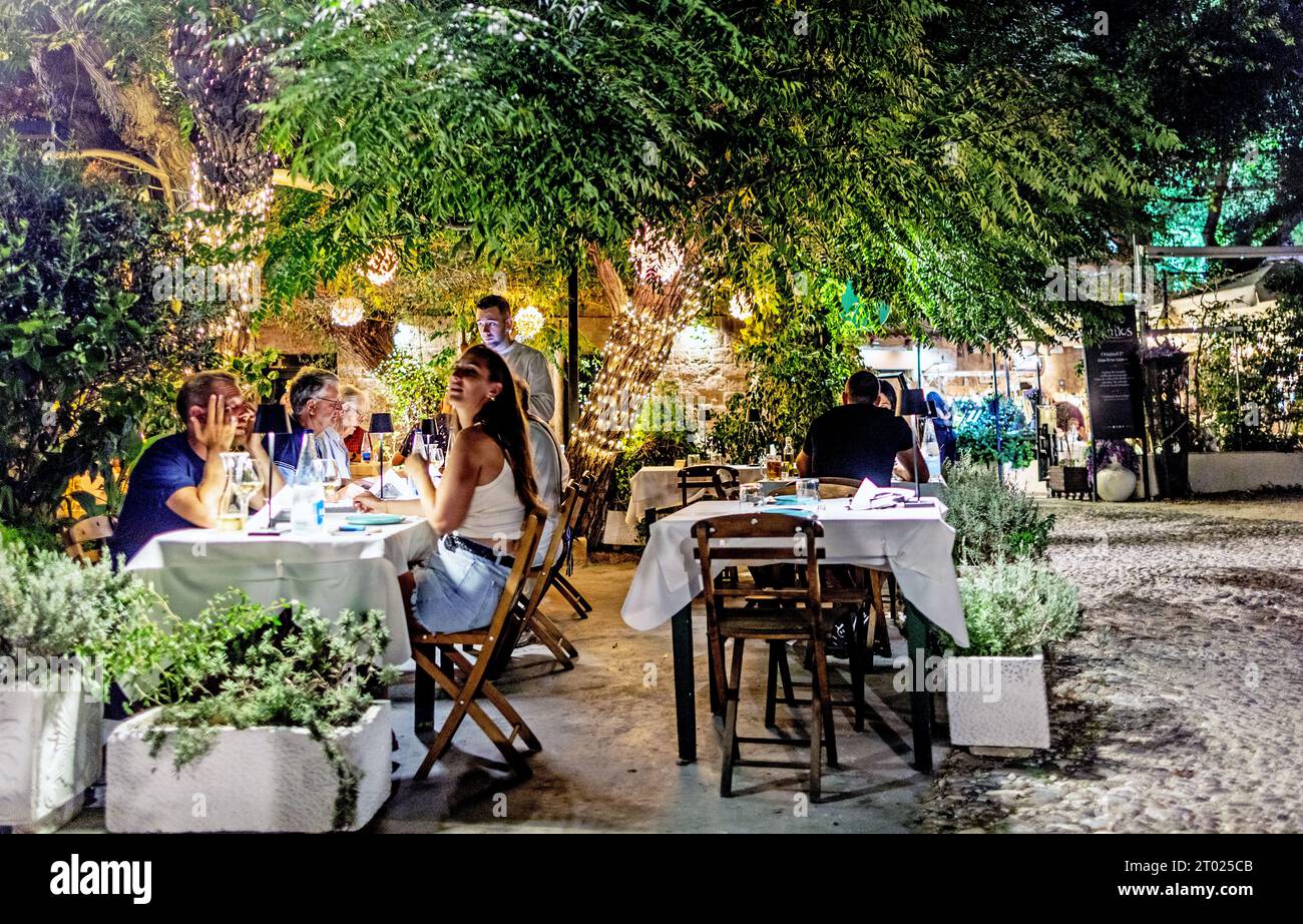 Taverna at Night Rodi, città vecchia, Grecia, Isole greche Foto Stock