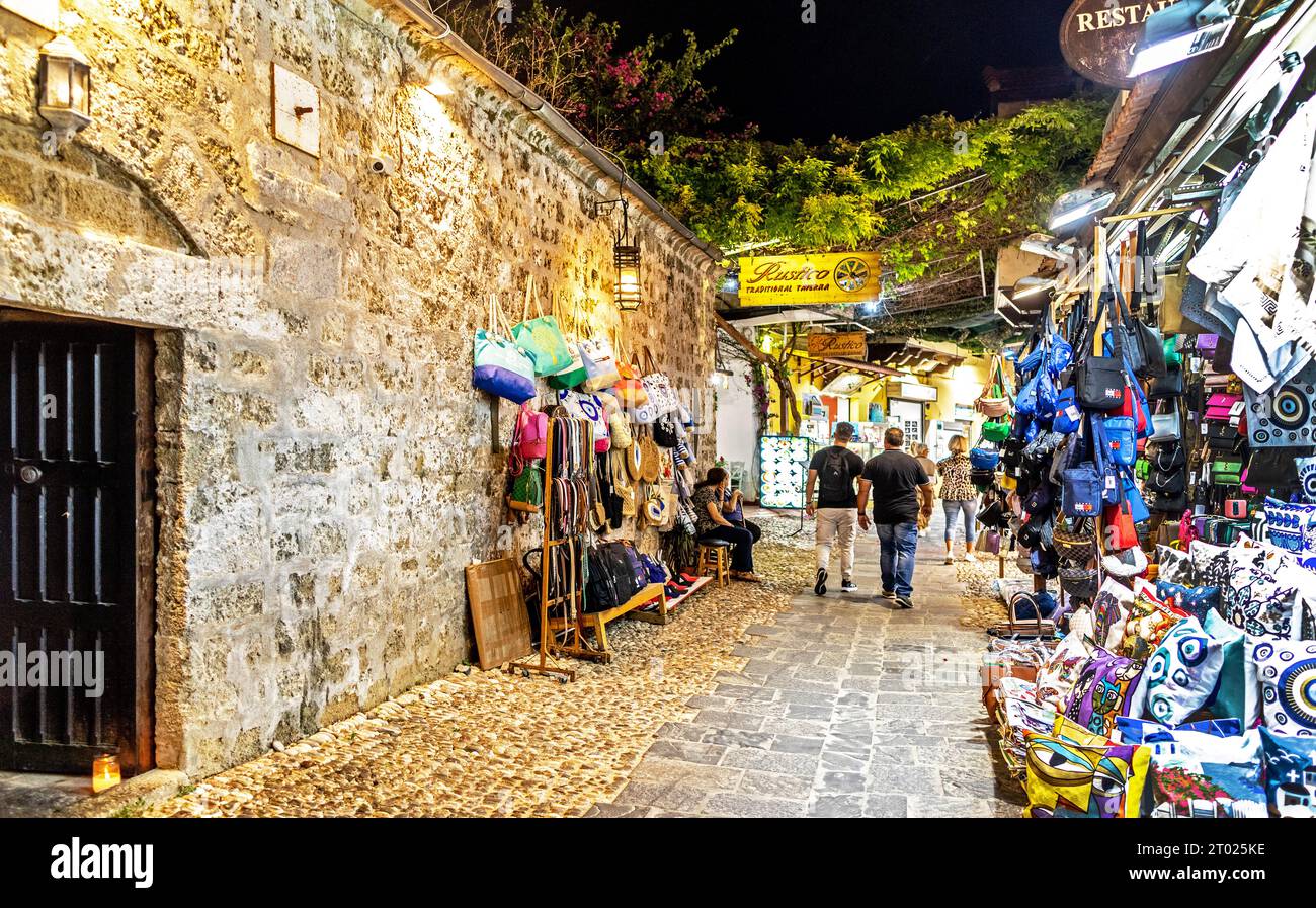 Strade strette della città vecchia di Rodi di notte Grecia Foto Stock