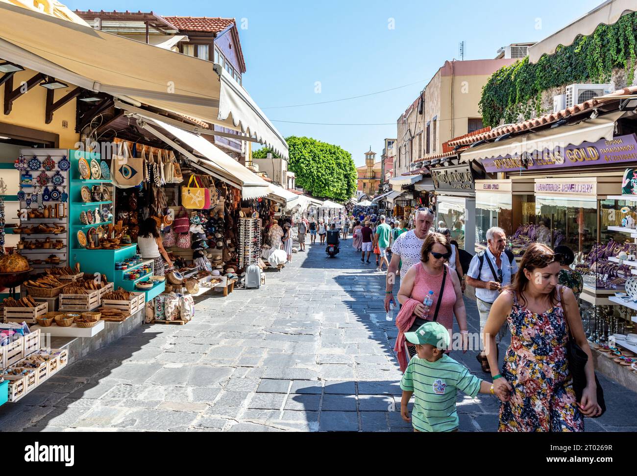 Strette strade turistiche nella città vecchia di Rodi, Grecia Foto Stock