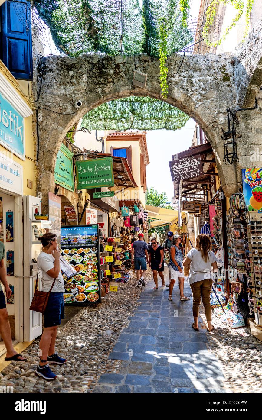 Strette strade turistiche nella città vecchia di Rodi, Grecia Foto Stock