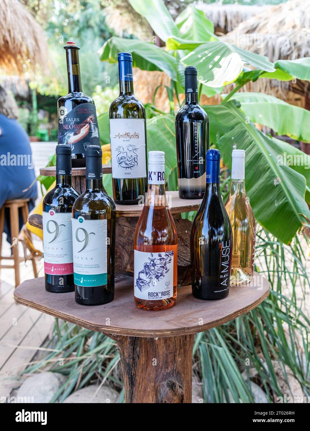 Bottiglie di vino a Mojito Beach Lindos Rodi Grecia Foto Stock