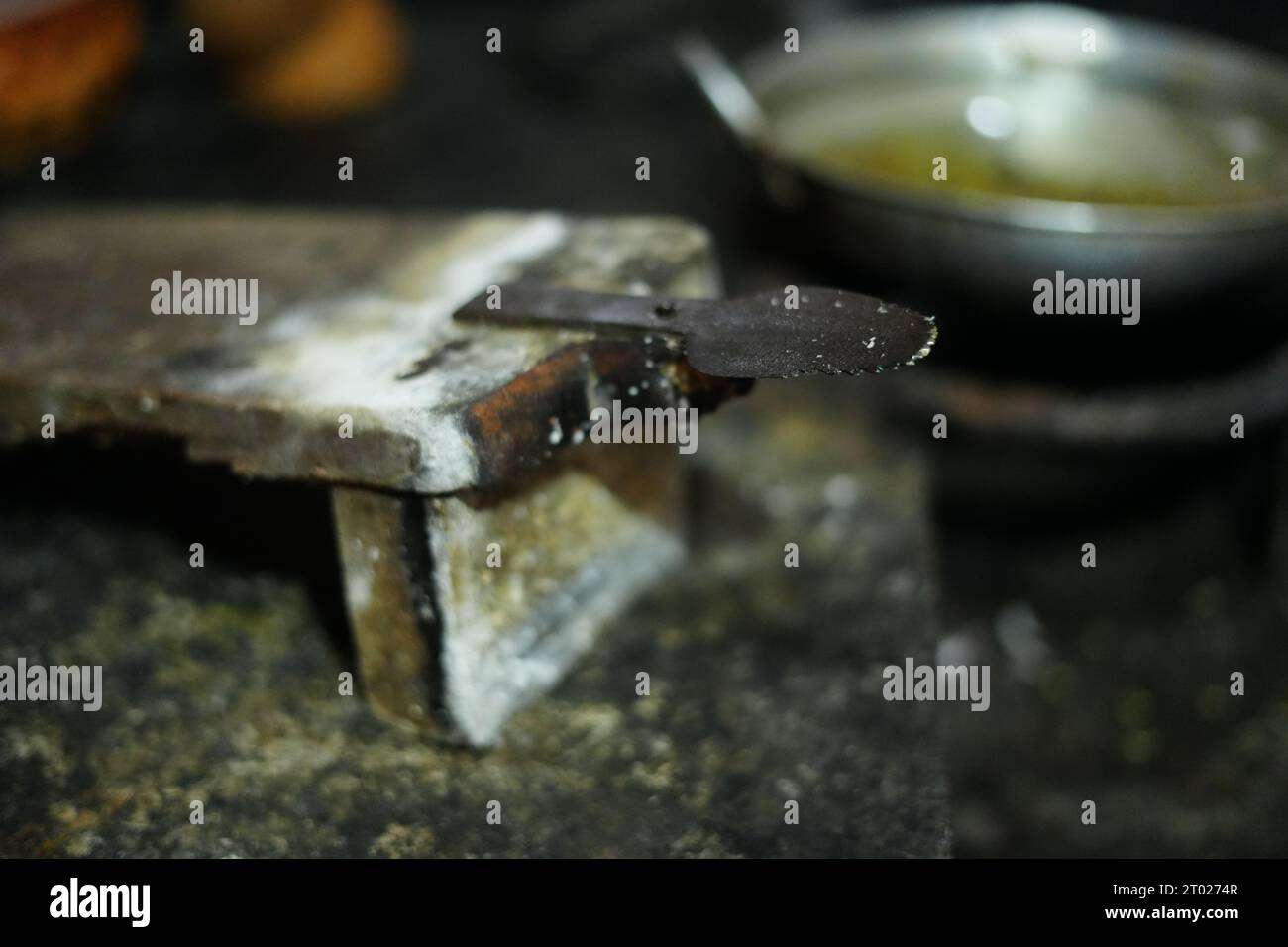 Grata di 25 anni in una cucina del villaggio, Kerala Foto Stock