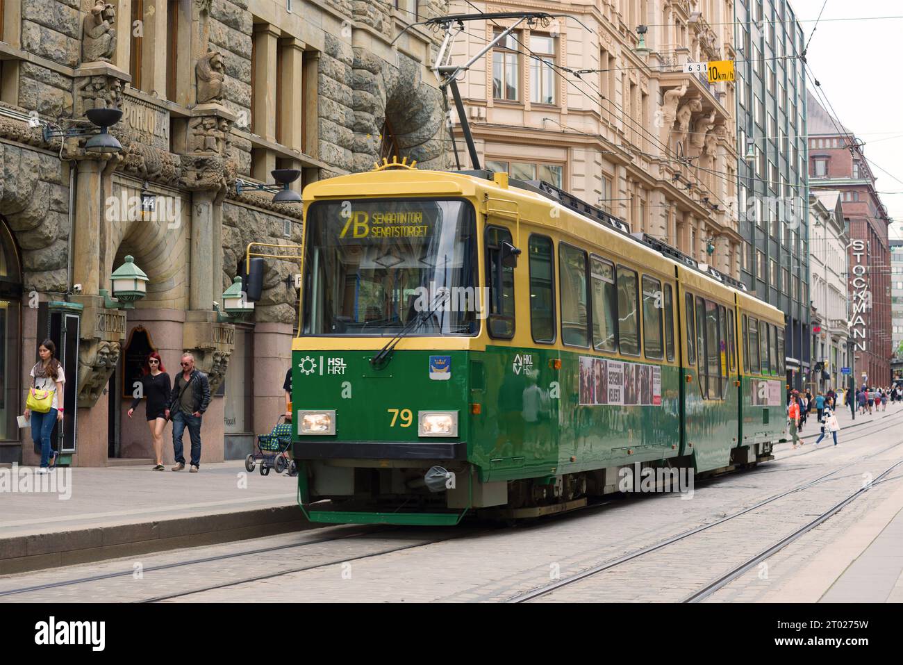HELSINKI, FINLANDIA - 11 GIUGNO 2017: Tram verde vicino a una strada cittadina Foto Stock