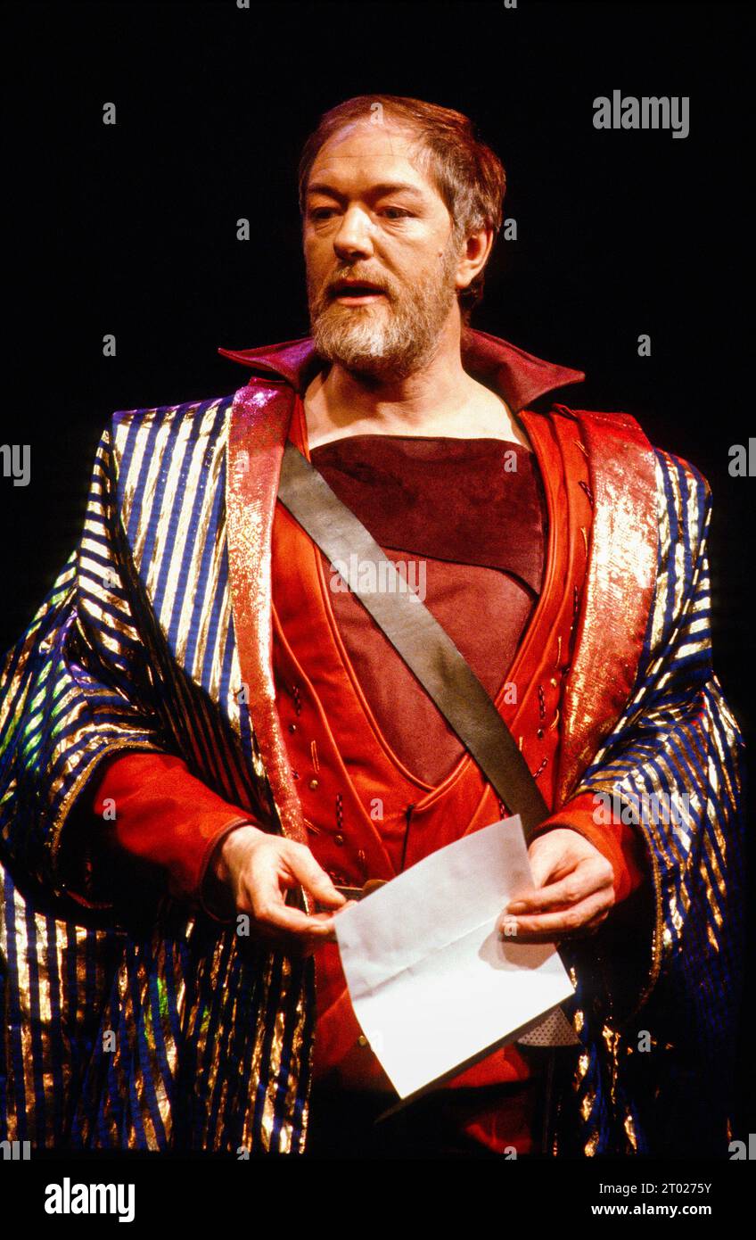 Michael Gambon (Mark Antony) in ANTONY AND CLEOPATRA di Shakespeare at the Other Place, Royal Shakespeare Company (RSC), Stratford-upon-Avon, Inghilterra 13/10/1982 disegno: Nadine Baylis illuminazione: Leo Leibovici direttore: Adrian Noble Foto Stock