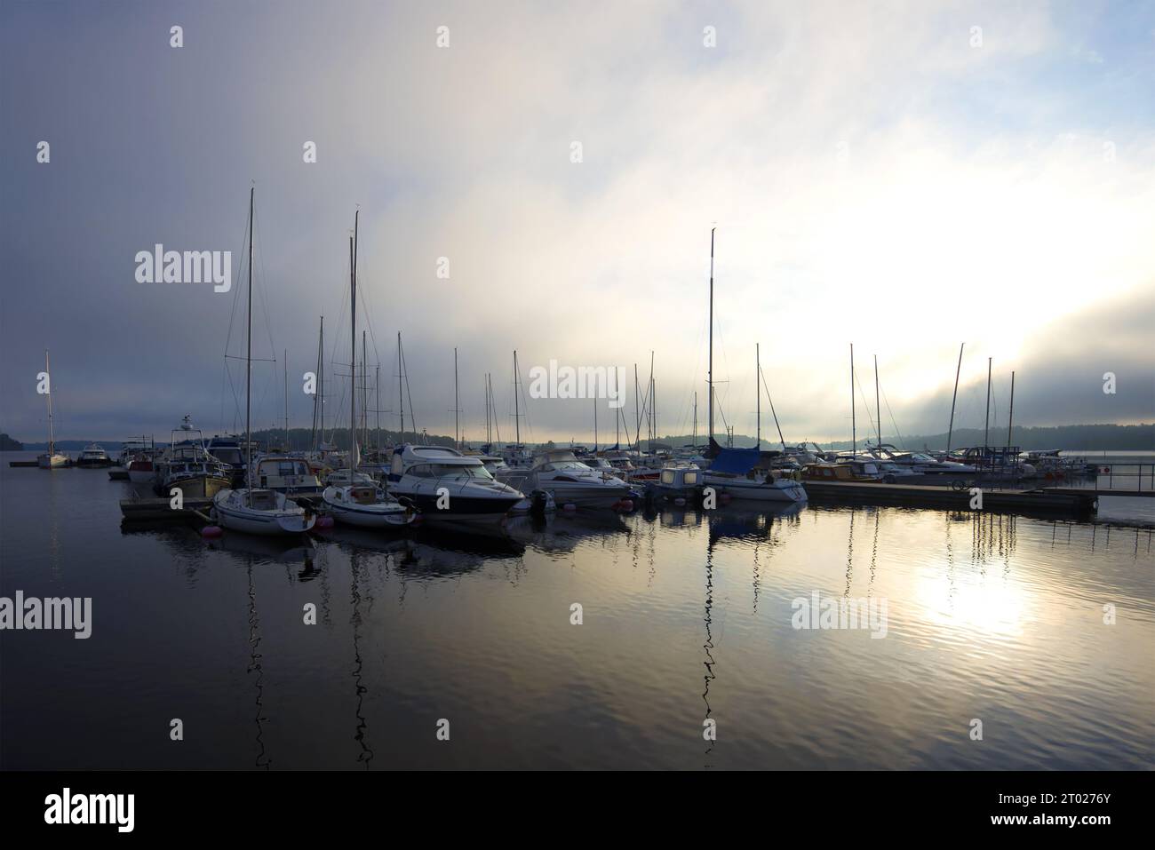 LAPPEENRANT, FINLANDIA - 12 GIUGNO 2017: Foggy June Morning sul lago Saimaa Foto Stock