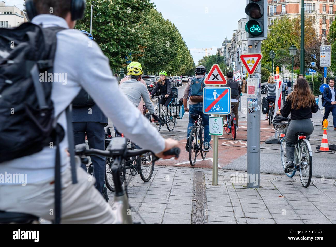 Andare al lavoro o a scuola con la bicicletta con la famiglia - pedalare sulle piste a Bruxelles - fuori ufficio con una bicicletta | Mobilite douce en ville velo Foto Stock