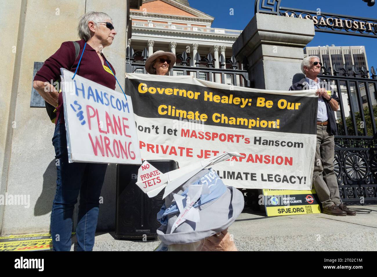 2 ottobre 2023. Boston, ma. Attivisti e membri della comunità si sono radunati alla Massachusetts State House per protestare contro Massport e gli sviluppatori privati Foto Stock