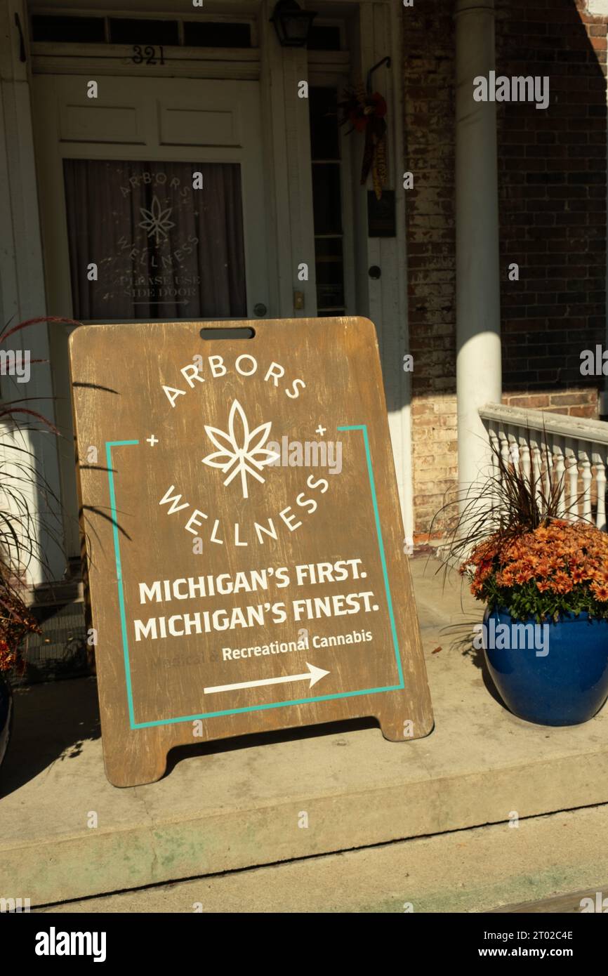 Un cartello all'esterno di Arbors Wellness, un negozio di cannabis ricreativa ad Ann Arbor, Michigan Foto Stock