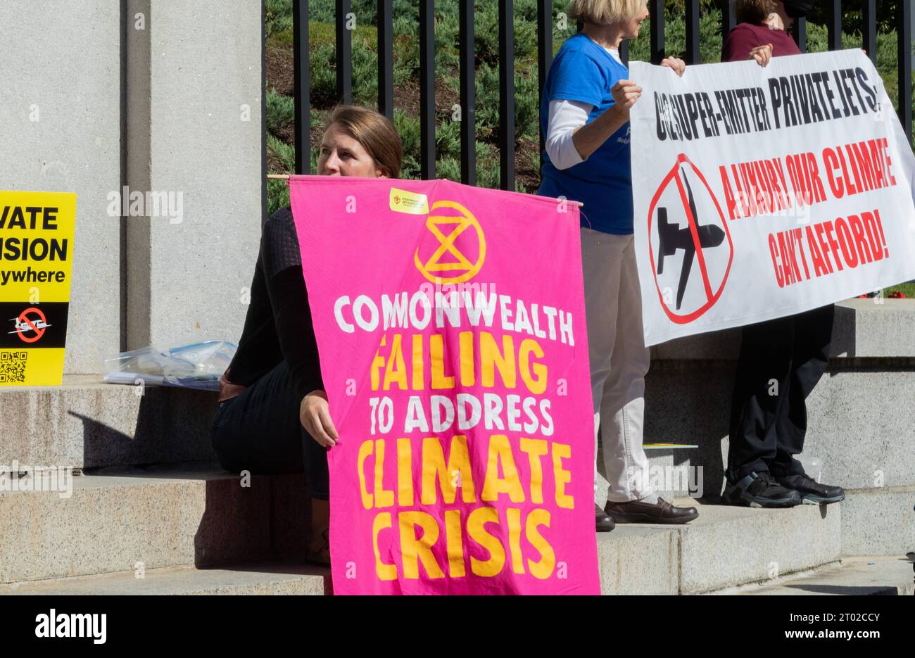 2 ottobre 2023. Boston, ma. Attivisti e membri della comunità si sono radunati alla Massachusetts State House per protestare contro Massport e gli sviluppatori privati Foto Stock